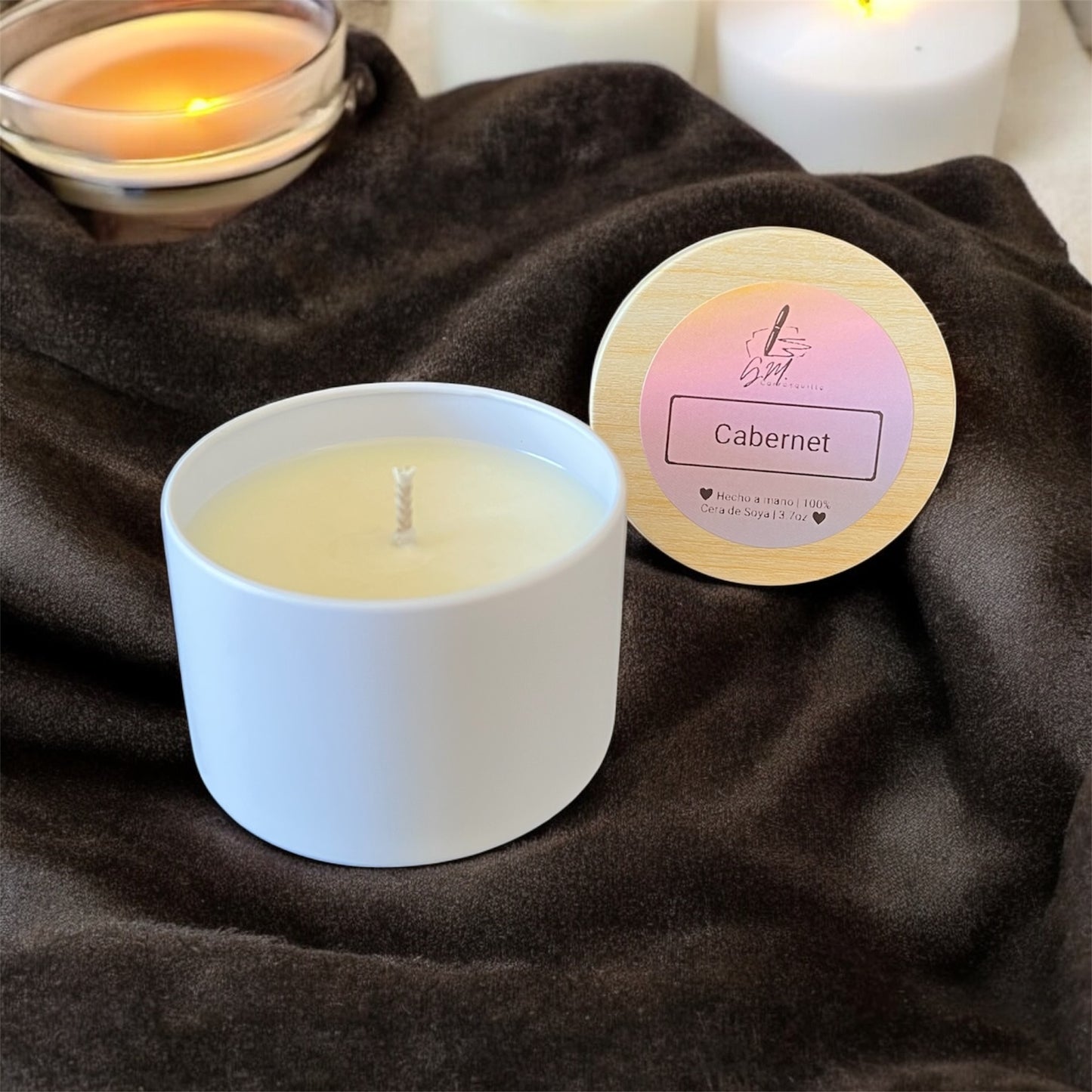 Bundle: Los Inclusivos y la Mansión Escondida + Vela Aromática 3.7oz